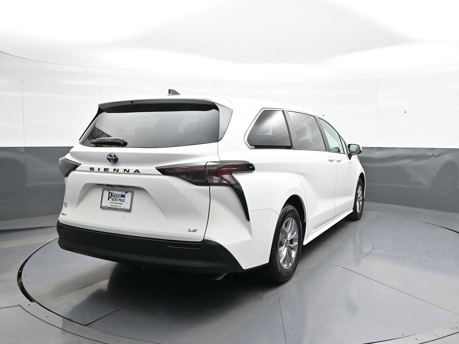 Certified 2025 Toyota Sienna LE FWD image 5