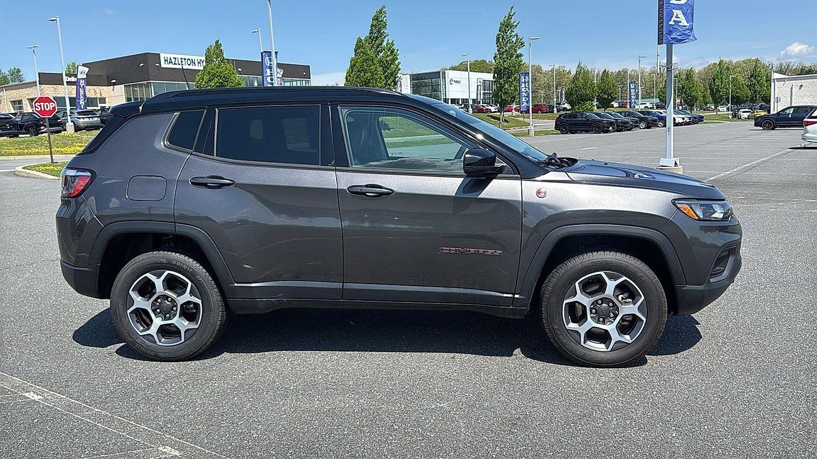 Used 2022 Jeep Compass Trailhawk w/ Trailhawk Convenience Group AWD/4WD image 3