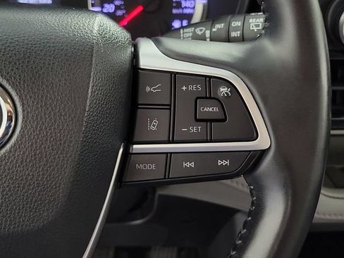 Used 2022 Toyota Highlander LE FWD image 25