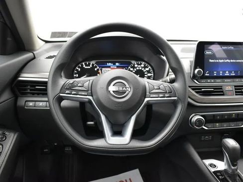 Used 2025 Nissan Altima 2.5 SV FWD image 19