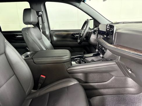 Used 2025 Chevrolet Tahoe Z71 w/ Comfort Package AWD/4WD image 17