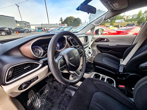 Used 2022 Chrysler Voyager LX image 9