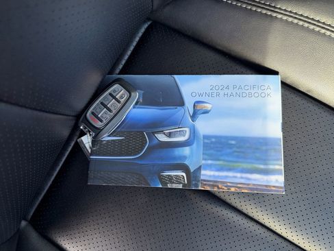 Used 2024 Chrysler Pacifica Touring-L image 29