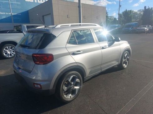 Used 2025 Hyundai Venue SEL FWD image 2