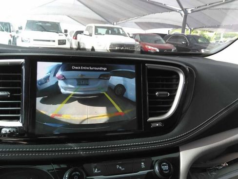 Used 2023 Chrysler Pacifica Touring-L FWD image 10