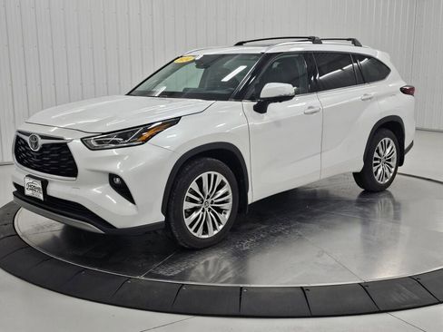 Used 2024 Toyota Highlander Platinum AWD/4WD image 1