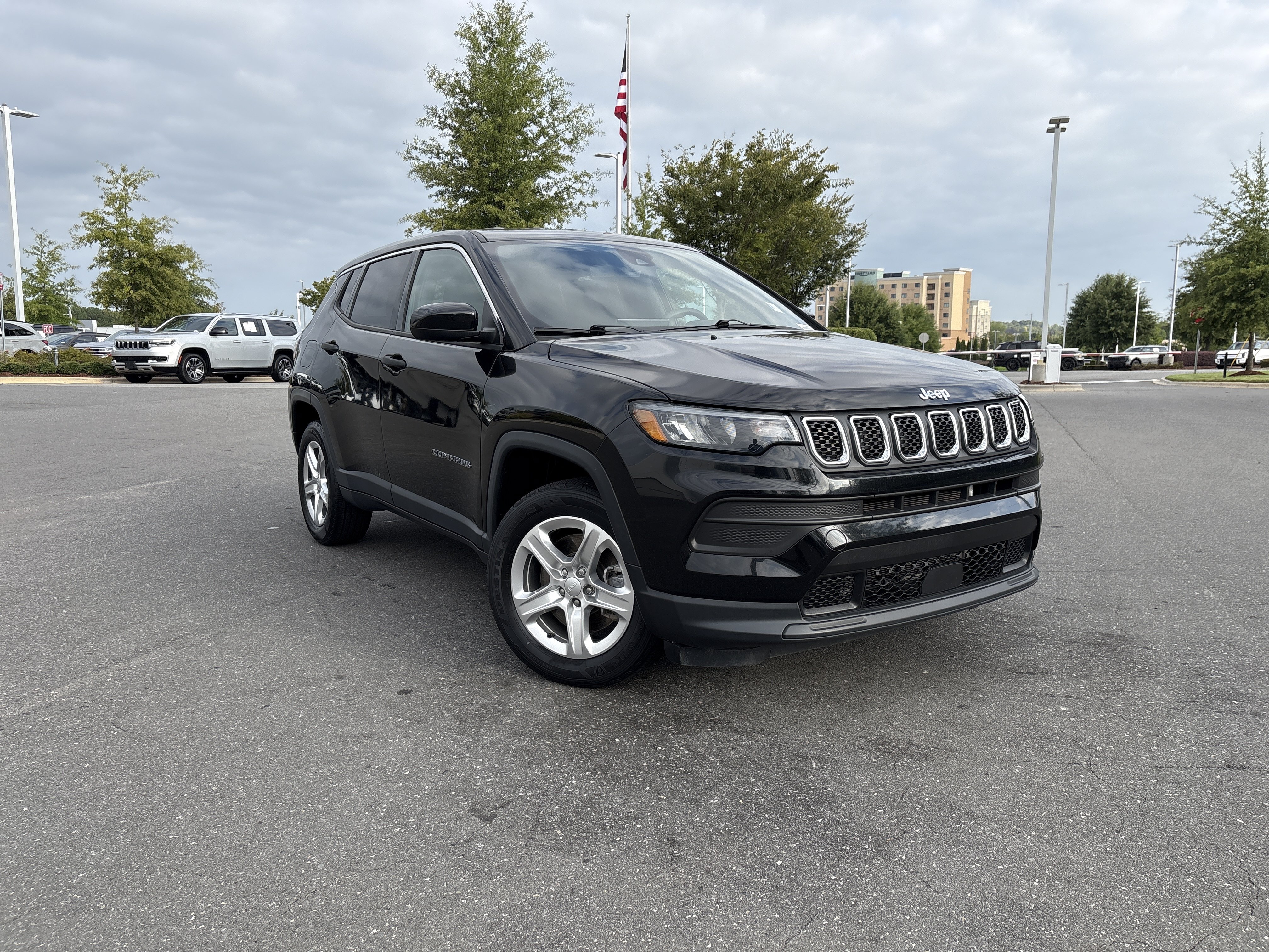 Used 2023 Jeep Compass Sport AWD/4WD image 2