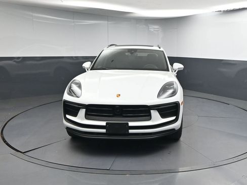 Certified 2023 Porsche Macan AWD/4WD image 28