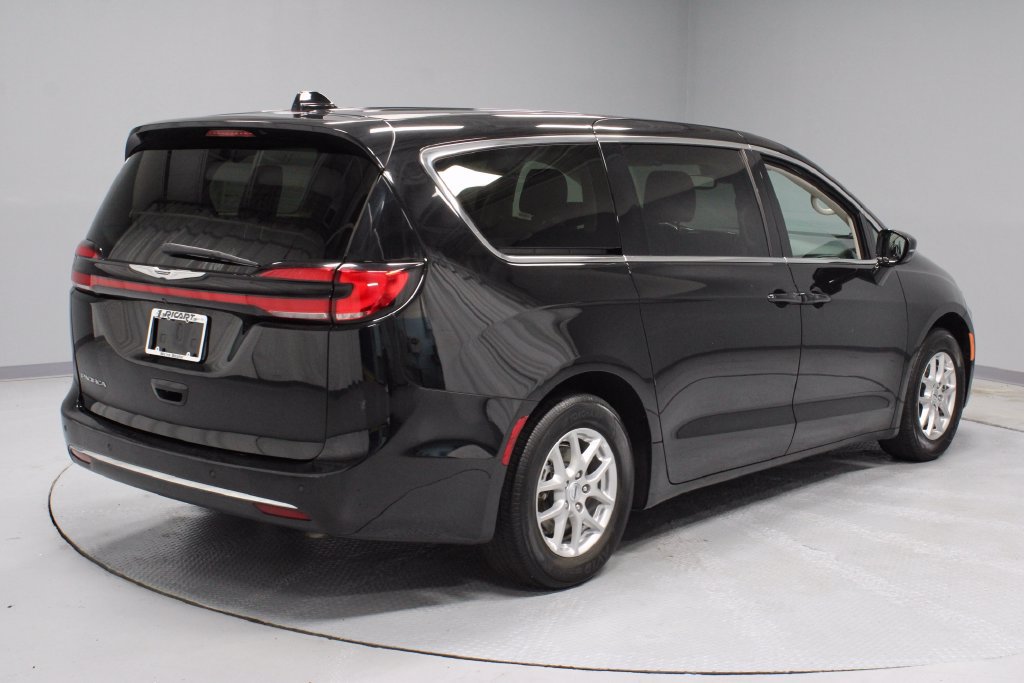 Used 2024 Chrysler Pacifica Touring-L FWD image 11