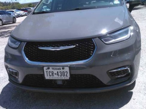 Used 2023 Chrysler Pacifica Touring-L FWD image 2