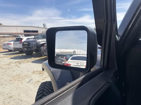 Used 2014 Jeep Wrangler Unlimited Rubicon w/ Connectivity Group image 17