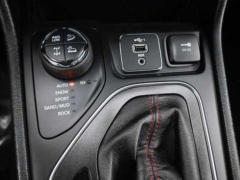 Used 2022 Jeep Cherokee Trailhawk image 13