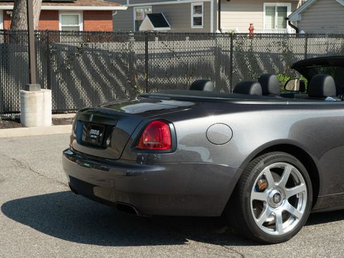 Used 2017 Rolls-Royce Dawn RWD image 45