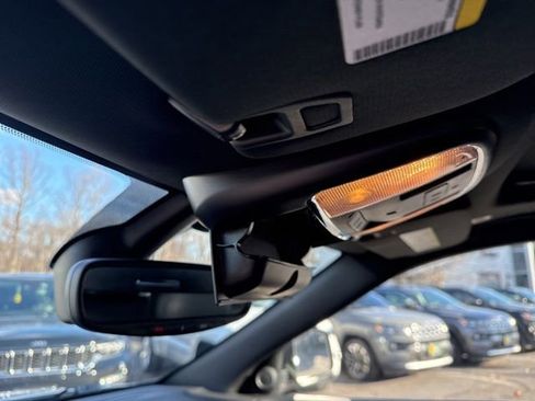 Used 2022 Jeep Grand Cherokee Limited image 39