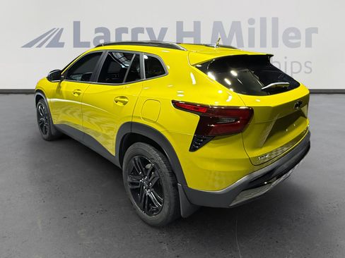 Used 2024 Chevrolet Trax ACTIV w/ Sunroof Package image 3