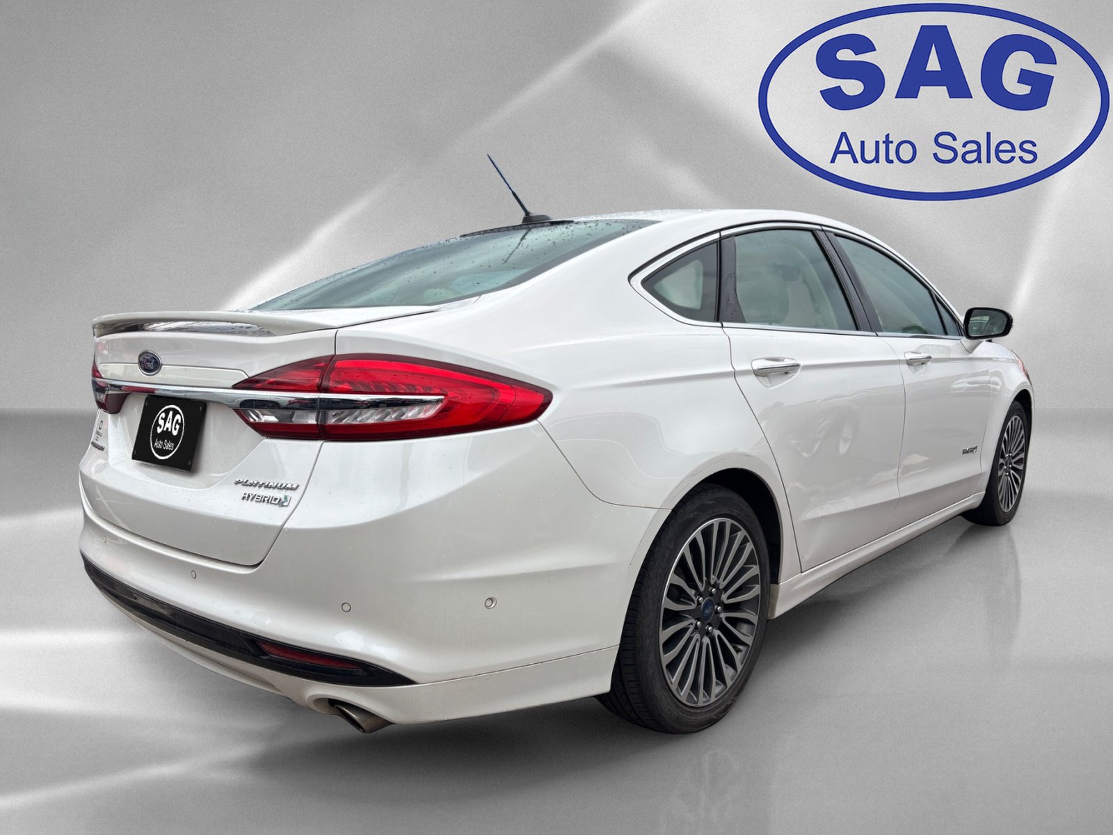 Used 2017 Ford Fusion Platinum FWD image 3