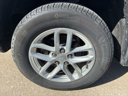 Used 2024 Jeep Grand Cherokee Laredo image 6