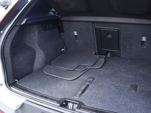 Used 2022 Volvo XC40 T4 Momentum image 17