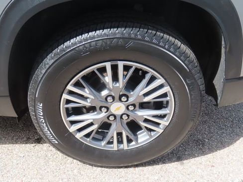 Used 2025 Chevrolet Traverse LT AWD/4WD image 14