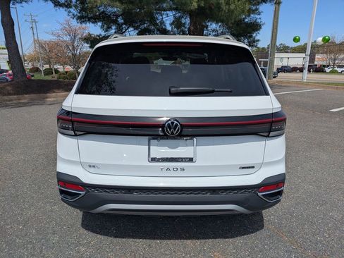 Certified 2025 Volkswagen Taos SEL image 5