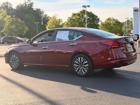 Used 2024 Nissan Altima 2.5 SV FWD image 11