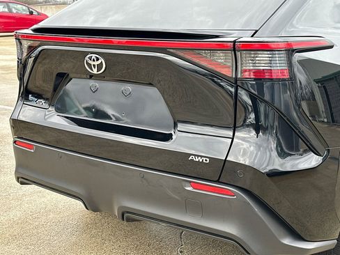 Used 2023 Toyota bZ4X XLE w/ Weather Package image 5