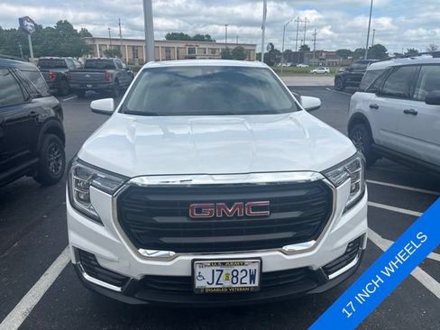 Used 2024 GMC Terrain SLE FWD image 2