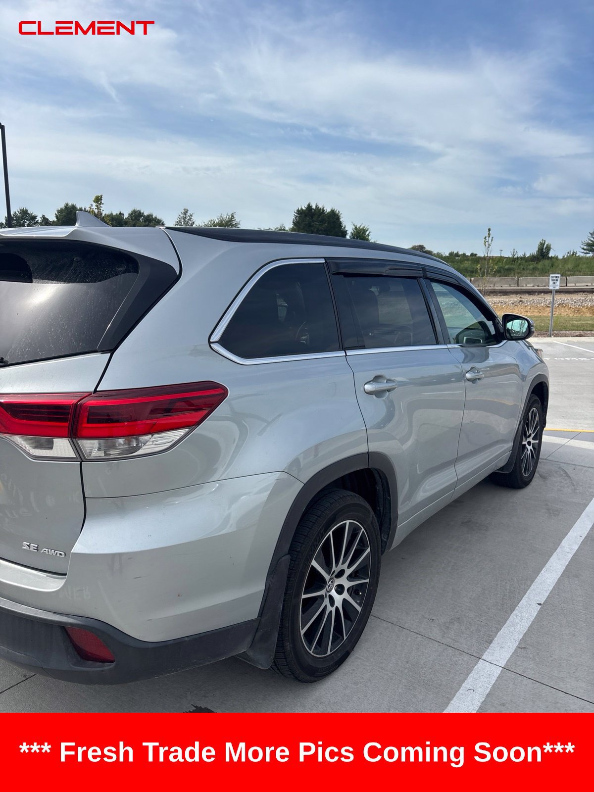 Used 2017 Toyota Highlander SE AWD/4WD image 3