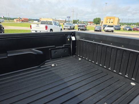 Used 2018 Toyota Tacoma SR5 RWD image 16