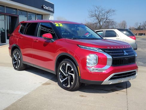 Used 2022 Mitsubishi Outlander SE image 3