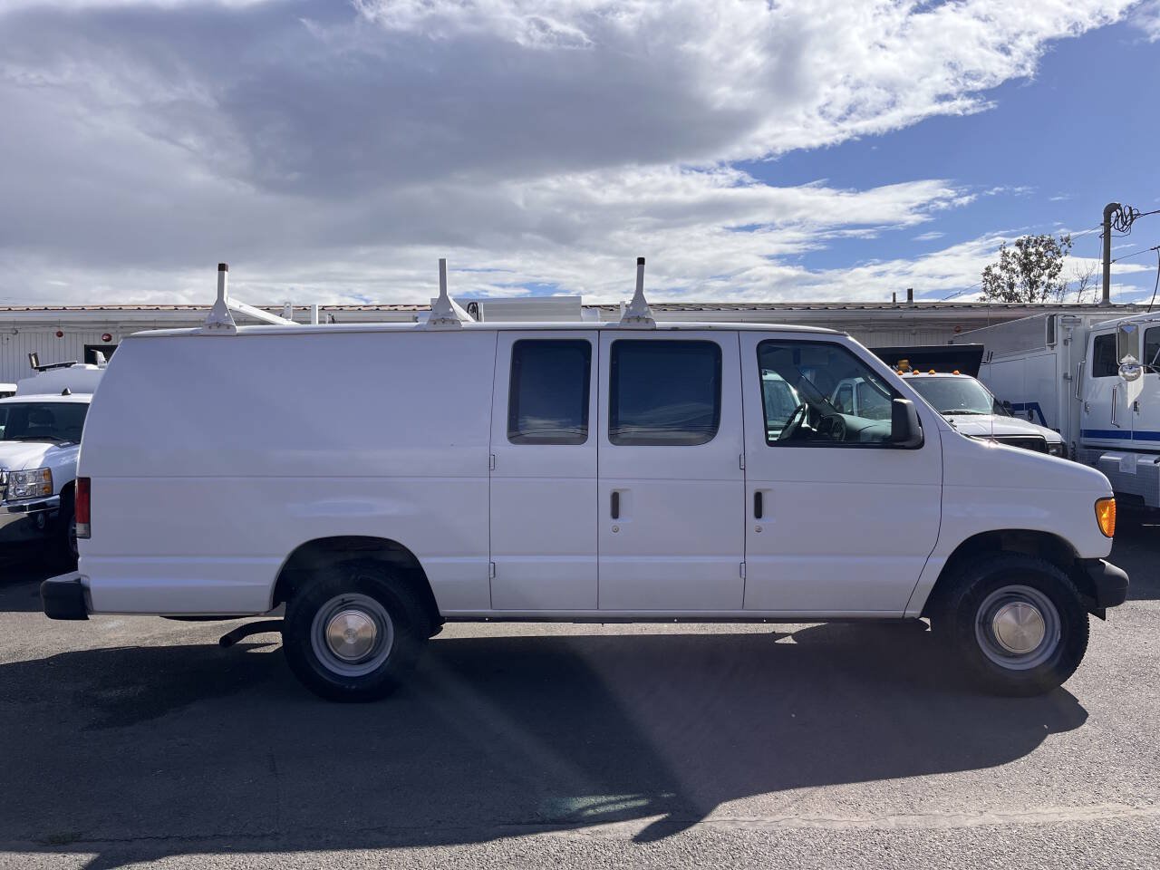 Used 2003 Ford E-350 and Econoline 350 Extended Super Duty RWD image 2
