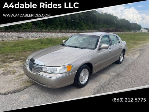 Used 1999 Lincoln Town Car Executive RWD image 1