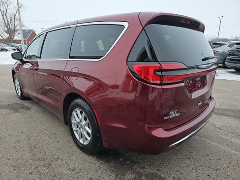 Used 2023 Chrysler Pacifica Touring-L image 5