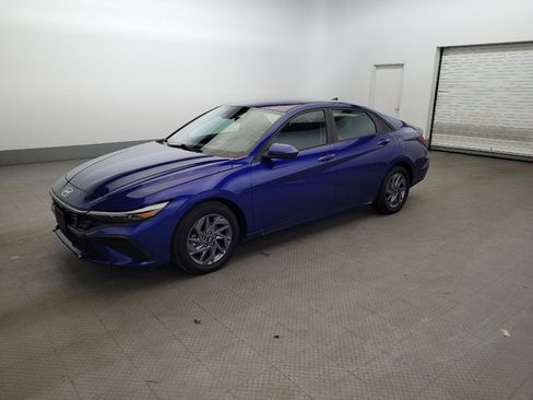 Used 2024 Hyundai Elantra SEL FWD image 2