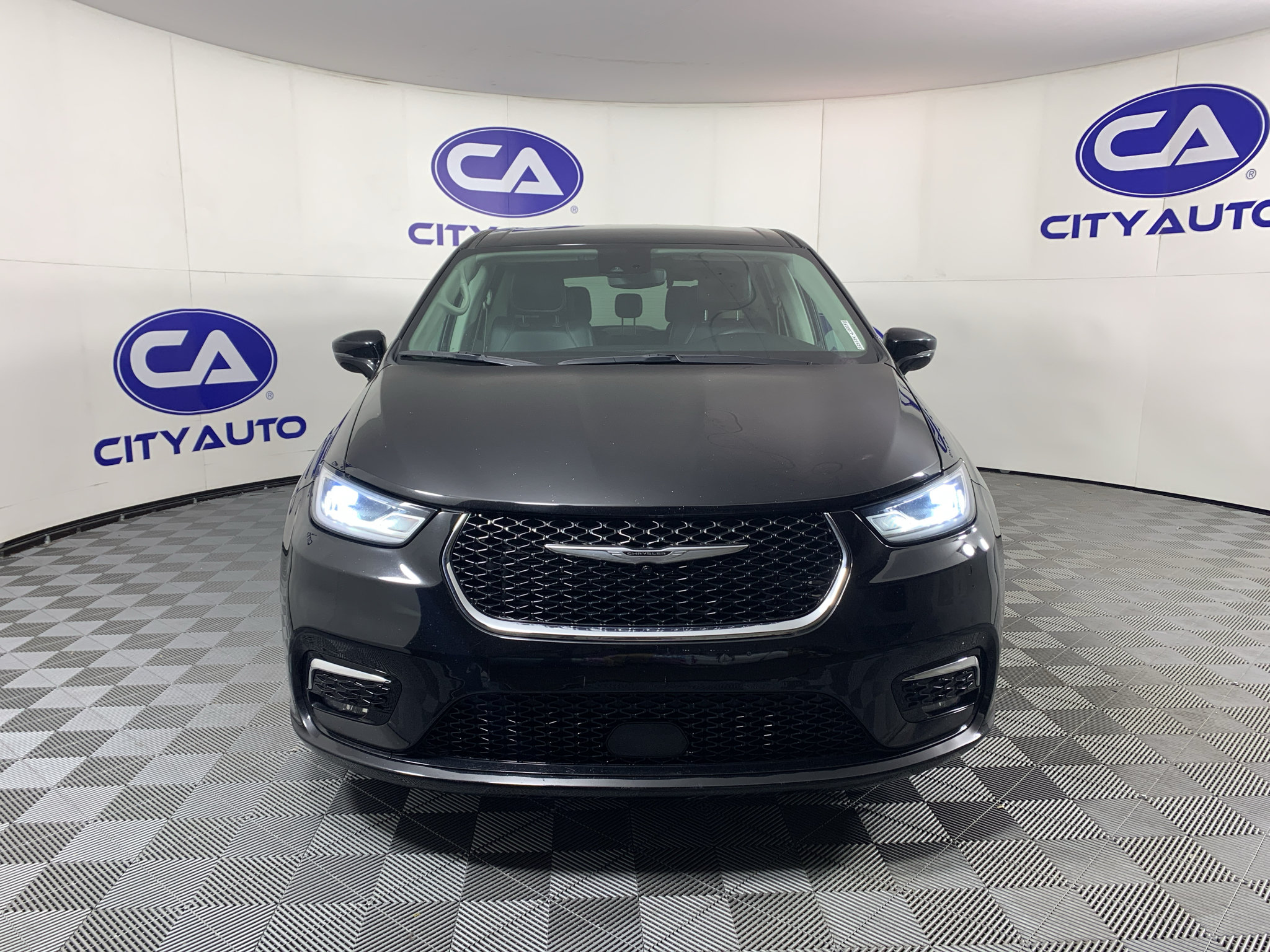 Used 2024 Chrysler Pacifica Touring-L FWD image 9