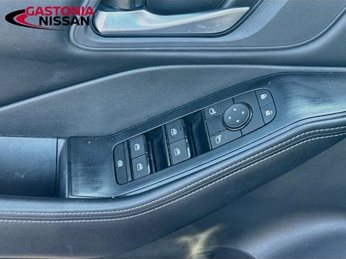 Used 2025 Nissan Rogue SV FWD image 23