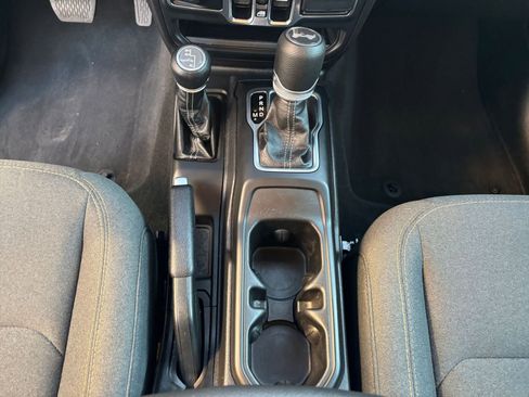 Used 2025 Jeep Wrangler Sahara image 41