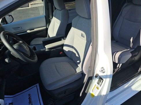 Used 2025 Toyota Sienna LE image 30