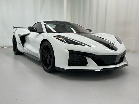 Used 2027 Chevrolet Corvette Grand Sport w/ Z52 Sport Performance Package RWD image 9