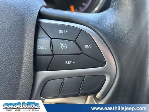 Used 2022 Jeep Grand Cherokee Laredo X AWD/4WD image 30