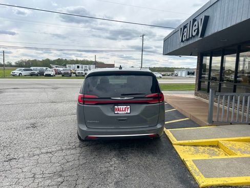 Used 2023 Chrysler Pacifica Touring-L FWD image 2