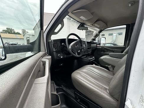 Used 2021 GMC Savana 3500 Extended w/ Power Convenience Package RWD image 22