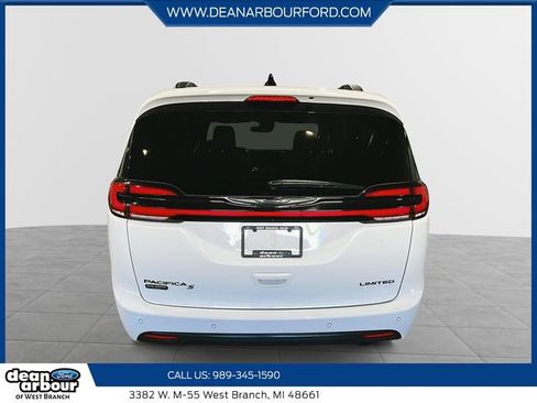 Used 2025 Chrysler Pacifica Limited FWD image 3