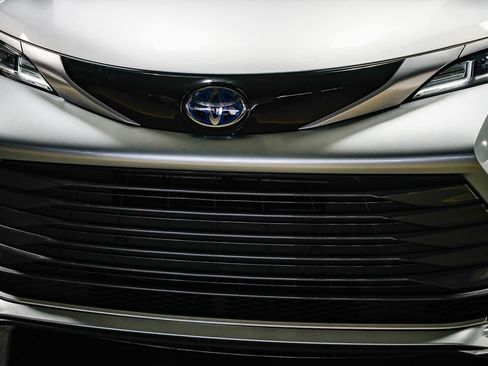 Used 2021 Toyota Sienna Limited image 9