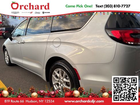 Used 2023 Chrysler Pacifica Touring image 5