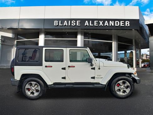 Used 2018 Jeep Wrangler Unlimited Sahara w/ Connectivity Group AWD/4WD image 2