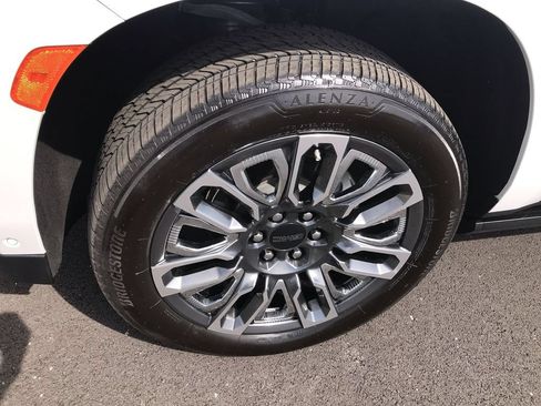 Used 2024 GMC Yukon Denali Ultimate AWD/4WD image 10