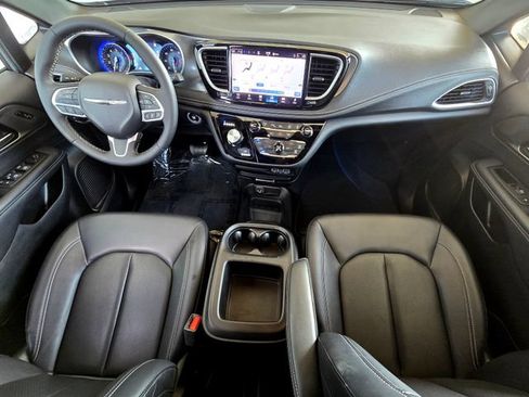Certified 2025 Chrysler Pacifica Select AWD/4WD image 9