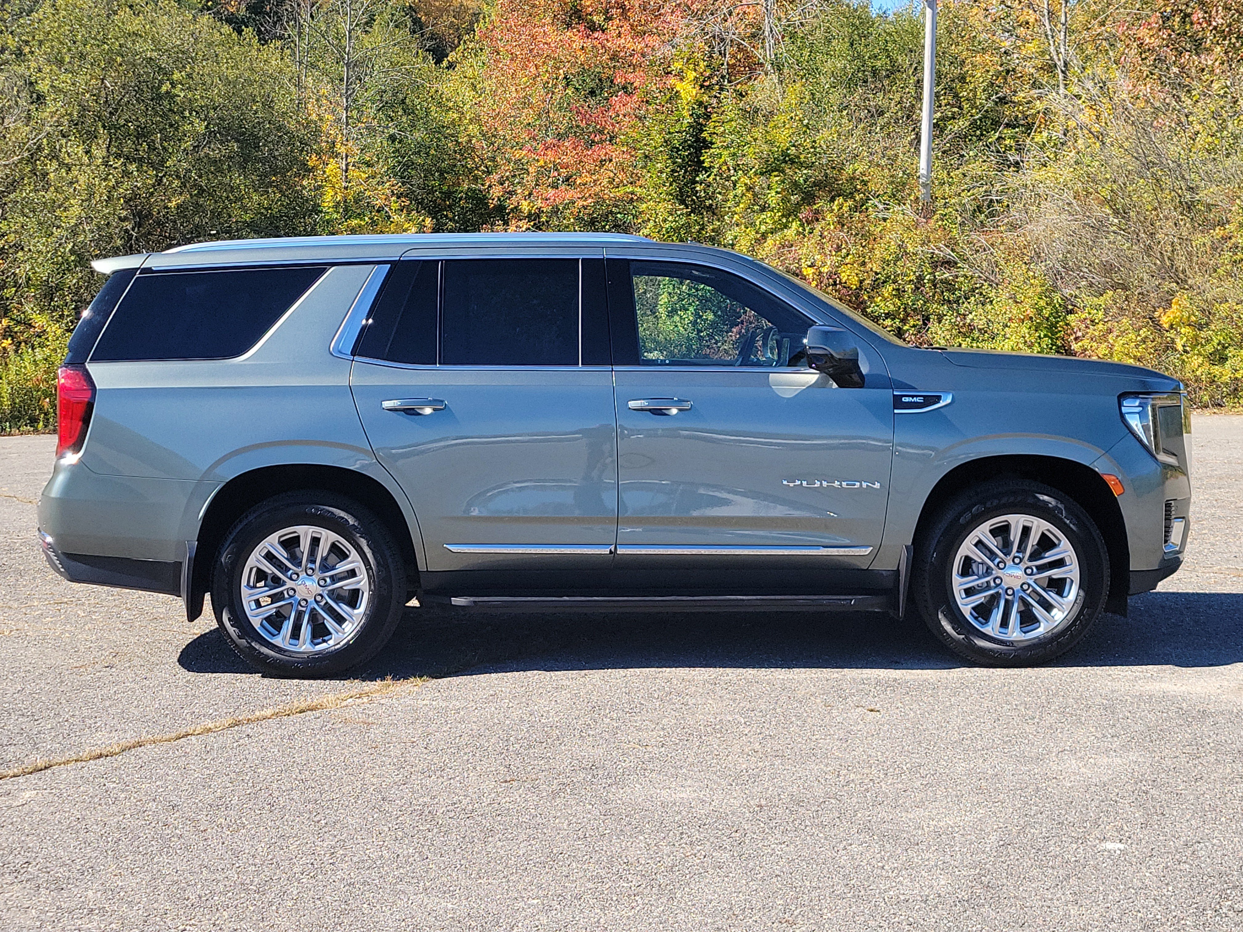 Used 2023 GMC Yukon SLT w/ SLT Premium Package AWD/4WD image 4