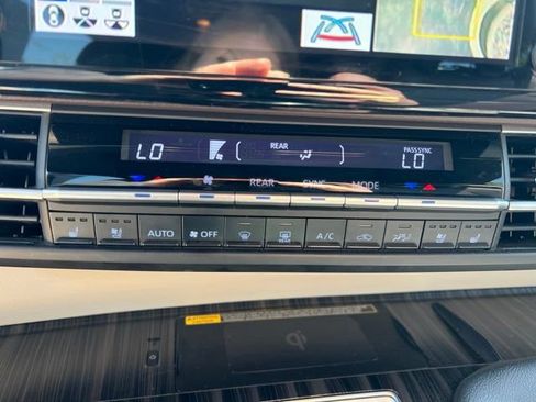 Used 2022 Toyota Sienna Platinum AWD/4WD image 20